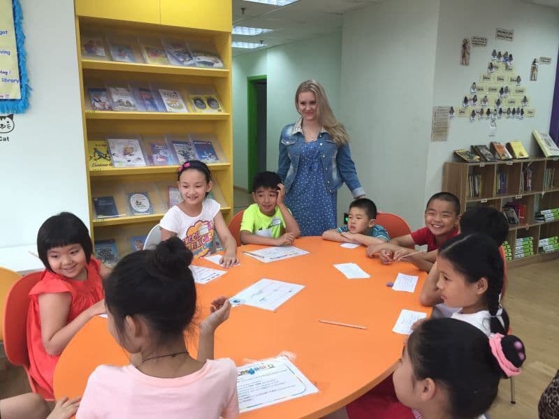 Profesora de inglés online enseñando a adultos hispanohablantes