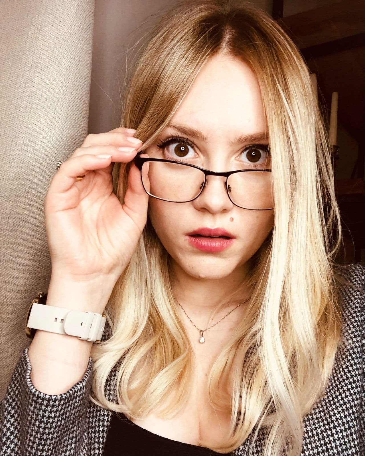 Profesora de inglés online enseñando a estudiantes hispanohablantes